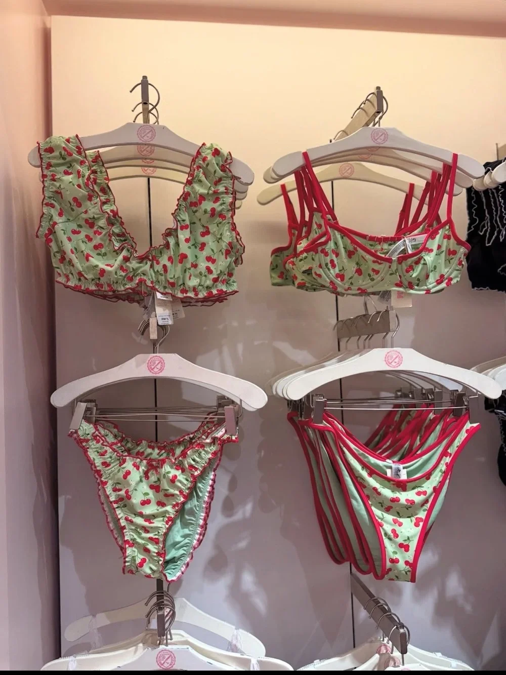 Frankie’s bikinis set 🍒